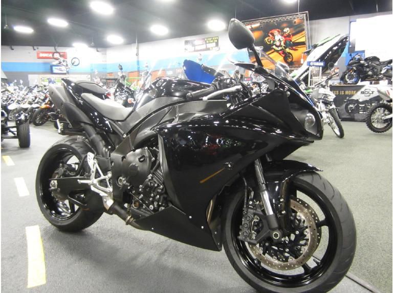 2011 yamaha yzf-r1  sportbike 