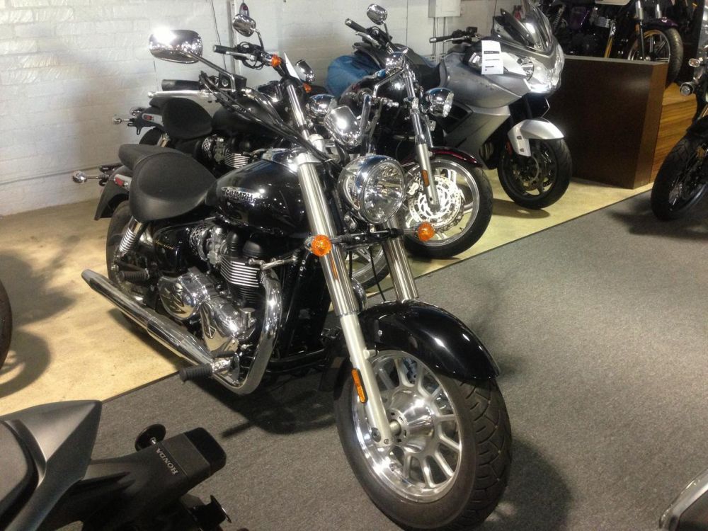 2013 triumph america - phantom black  cruiser 