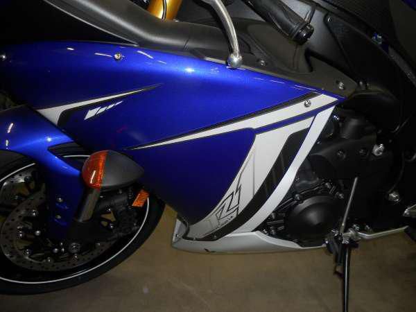 2011 yamaha yzf-r1  sportbike 