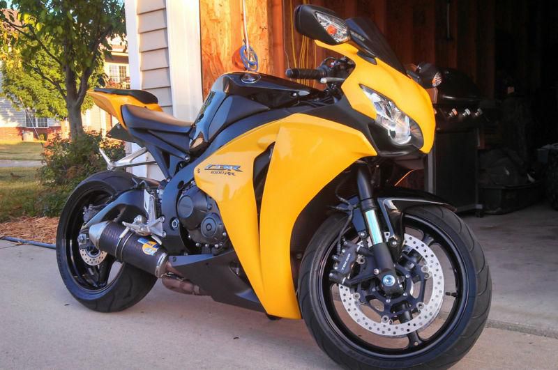 Honda cbr1000rr черно желтый