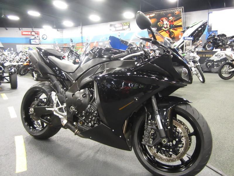 2011 yamaha yzf r1  sportbike 