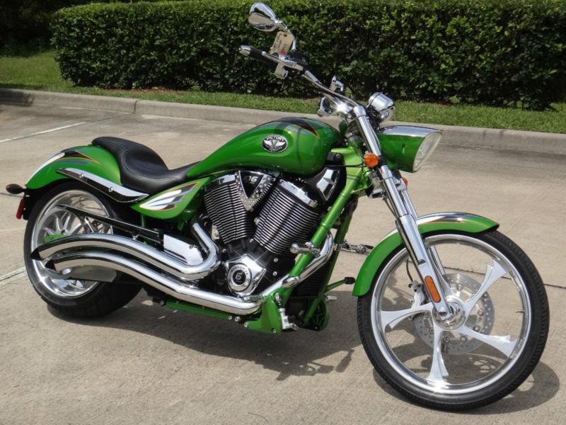 2009 Victory Jackpot Beautiful Bike Great Colors Low Miles!!!