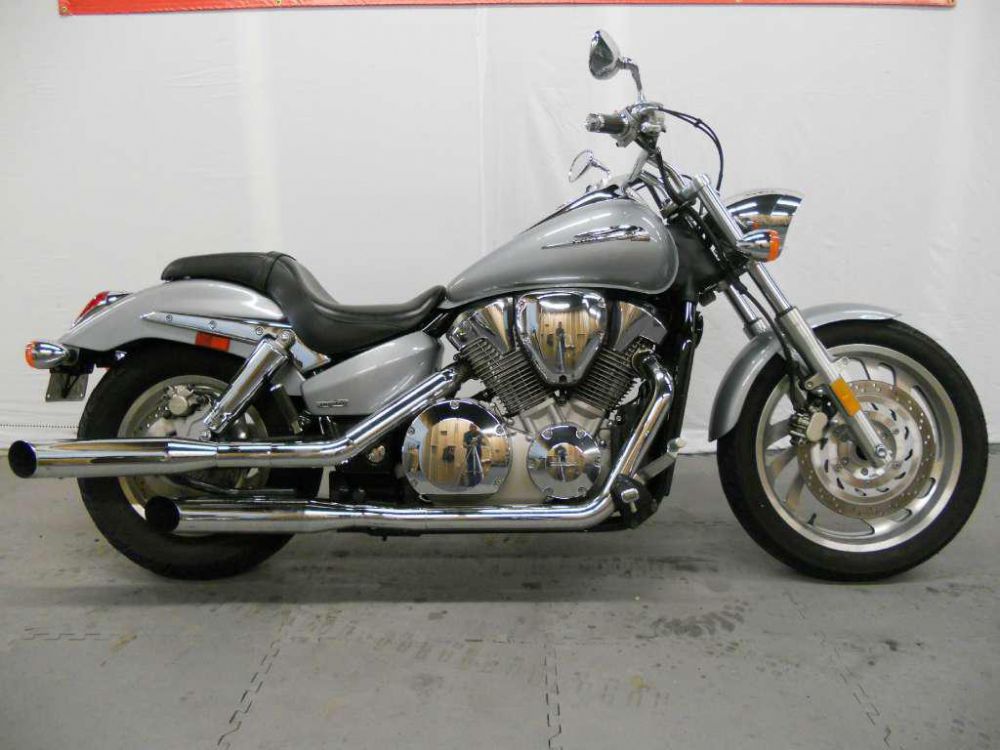 2004 honda vtx  1300  (vtx1300c)  cruiser 