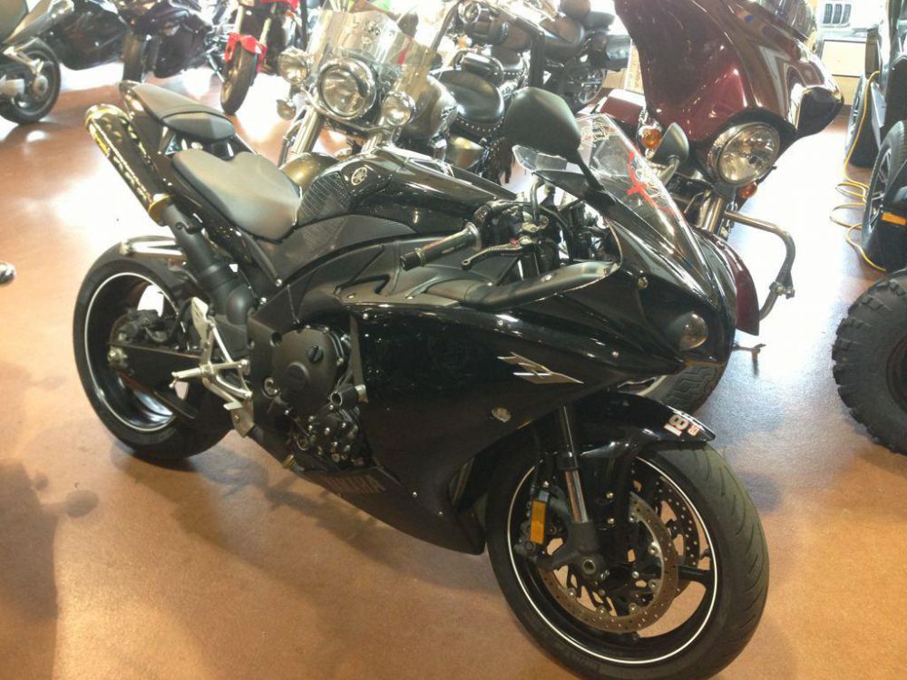 2010 yamaha yzf-r1  sportbike 