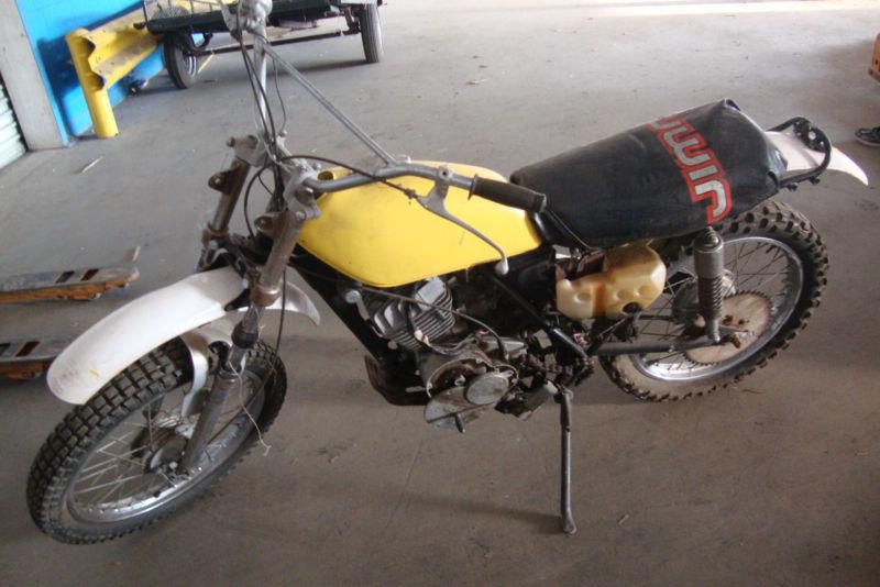 VINTAGE SUZUKI MOTORCYCLE DIRTY BIKE