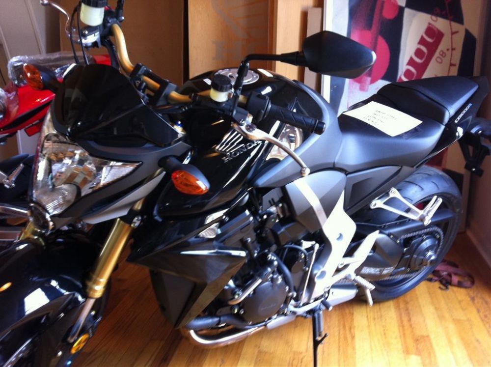 2011 honda cb1000r  sportbike 