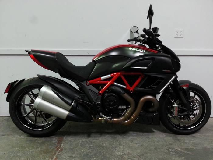 2011 ducati diavel carbon   