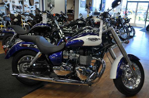 2013 triumph america - sapphire blue / crystal white