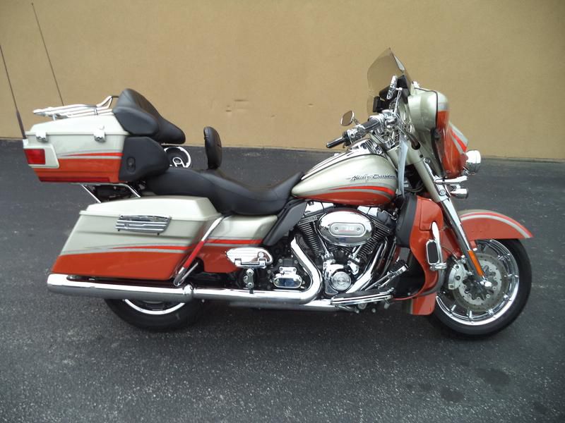 2009 Harley-Davidson FLHTCUSE - Electra Glide CVO Ultra Class Touring 