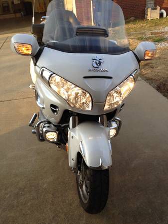 2008 honda gl 1800 pearl white