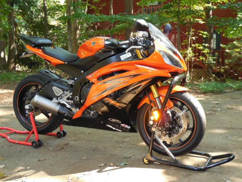 2009 yamaha r6, special edition, pearl orange, m-4 mid pipe, like new condition.