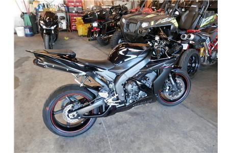 2005 yamaha yzfr1  sportbike 