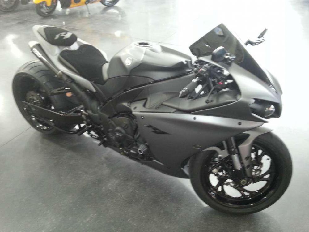 2013 yamaha yzf-r1  sportbike 