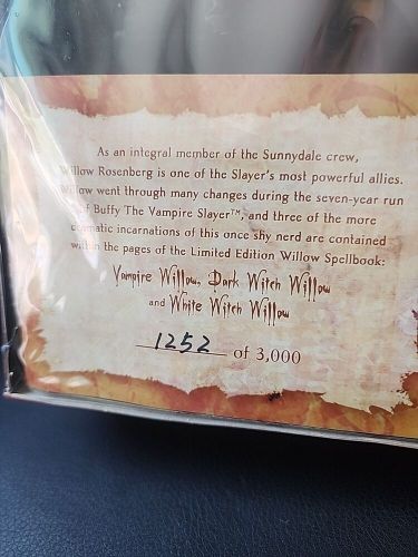 Diamond Select Buffy the Vampire Slayer Willow&#039;s Spellbook 3 figures NEW Limited