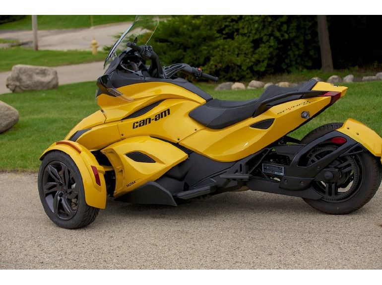 Трицикл can am Spyder RSS