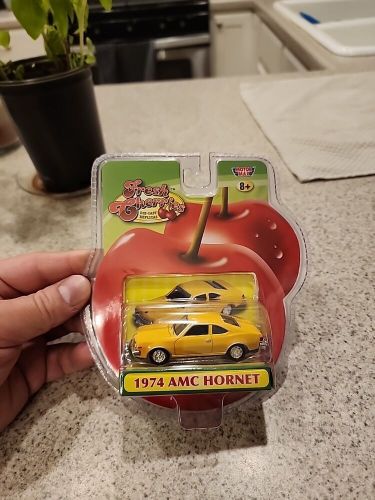 Motormax Fresh Cherries 1974 AMC Hornet Yellow 1:64 Motor Max American Motors