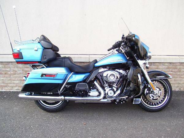 Two-tone cool blue pearl / vivid black 2011 harley-davidson flhtk electra glide