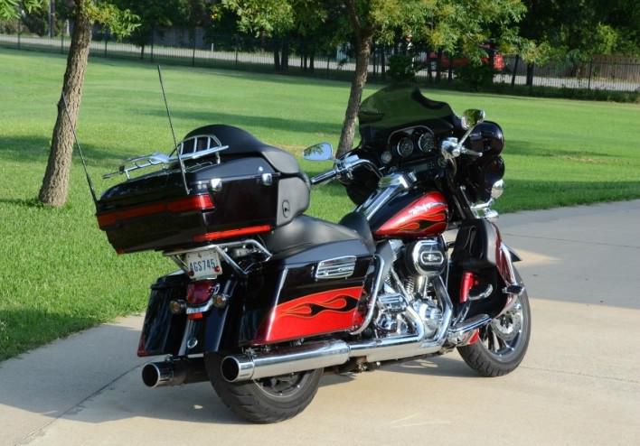 2011 Harley-Davidson Ultra Classic CVO Touring for sale on 2040-motos