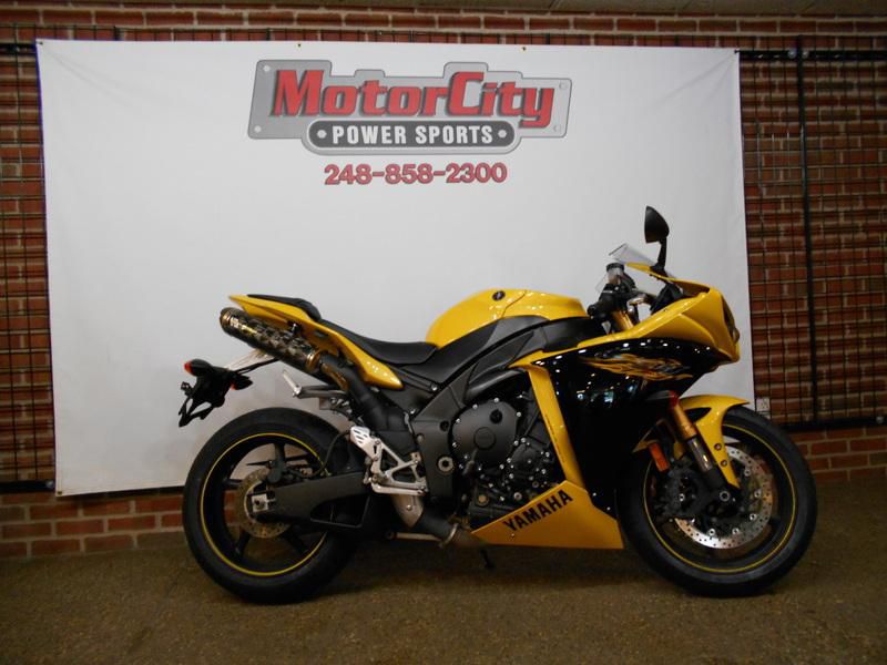 2009 yamaha yzf r1  sportbike 