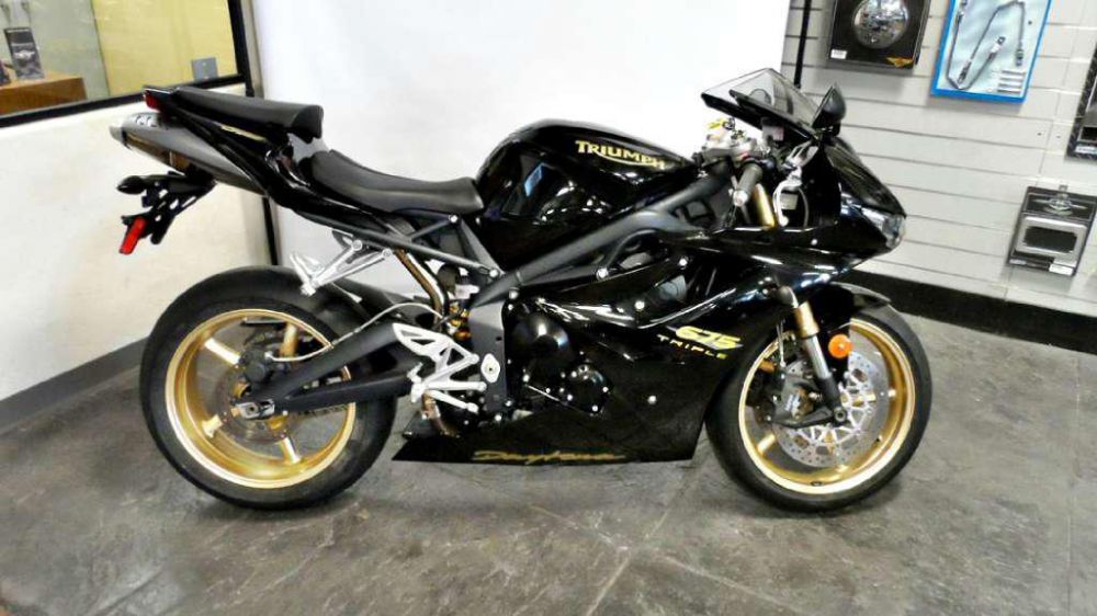 2011 triumph daytona 675  sportbike 