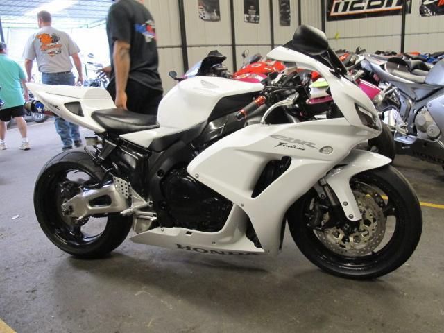 2004 honda cbr1000rr  sportbike 