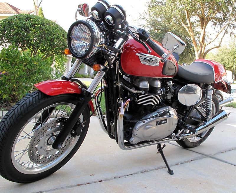 2011 Triumph THRUXTON 900 MOTORCYCLE