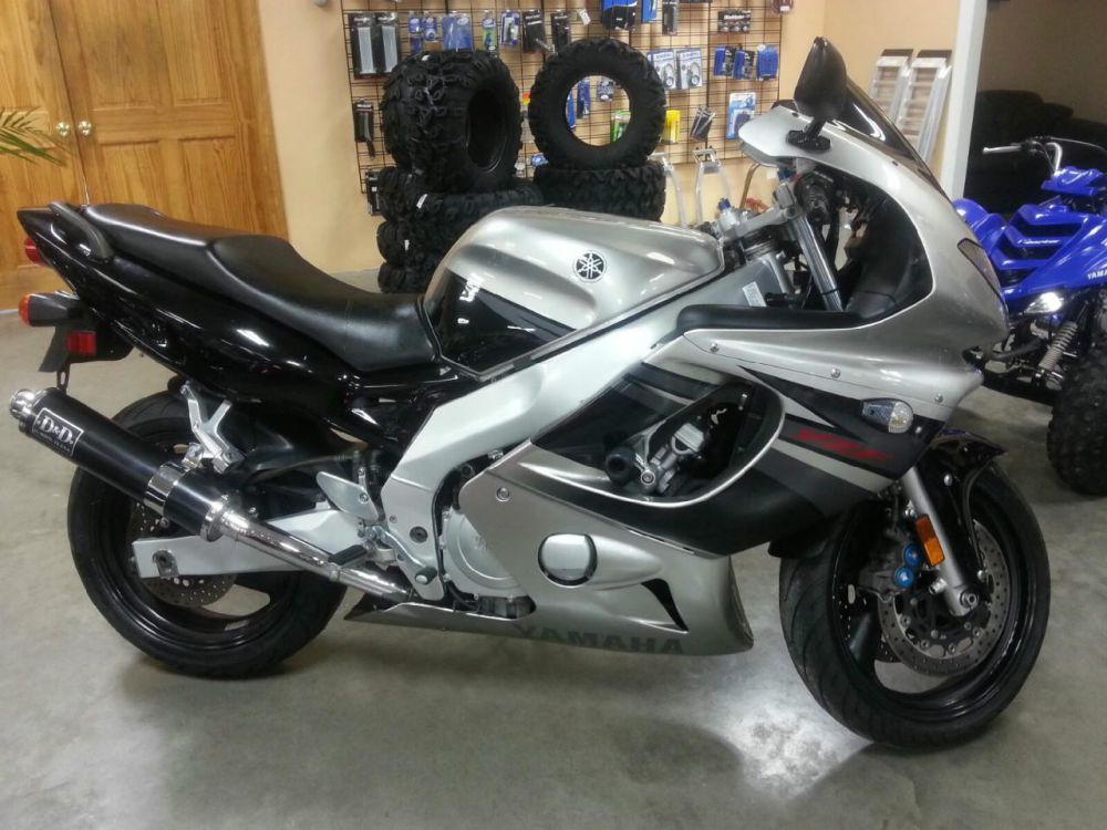 2005 yamaha yzf600r  sportbike 