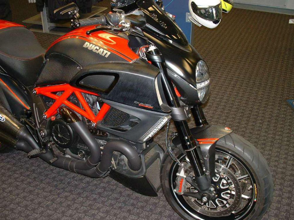 2011 ducati diavel carbon  standard 