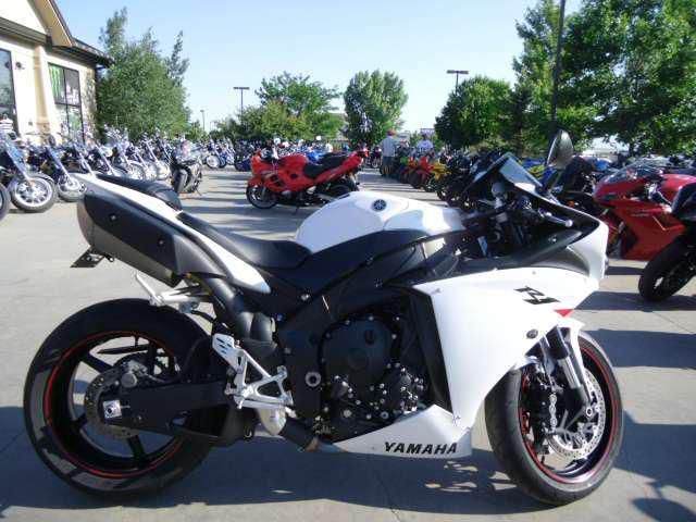 2010 yamaha yzf-r1  sportbike 