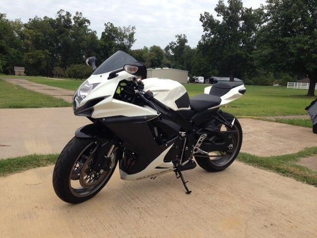 2011 suzuki gsxr 600 pearl white / black