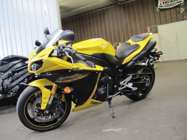 2009 yamaha r1  sportbike 