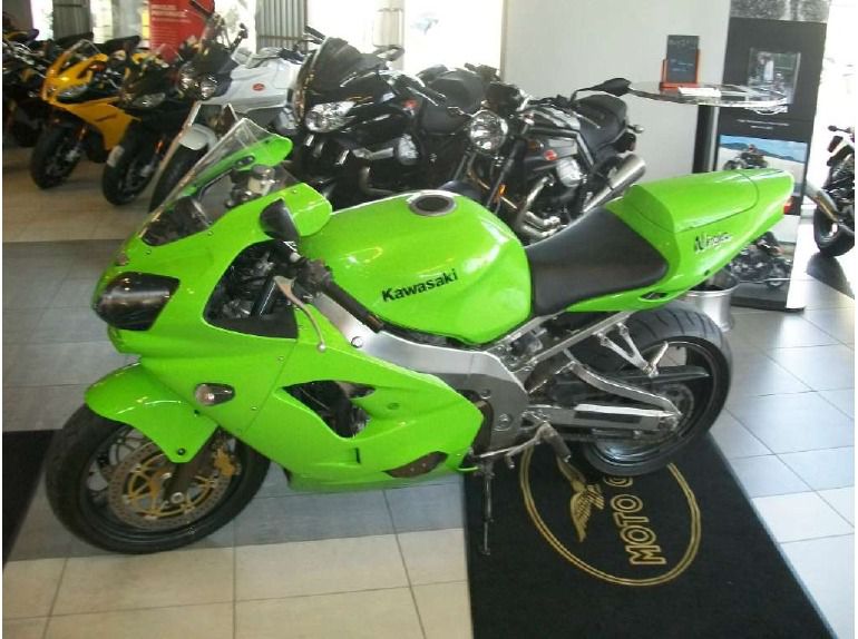 Спортбайк Kawasaki zx9r