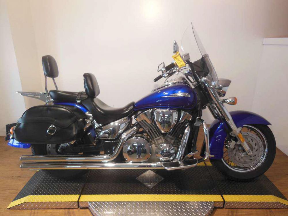 2006 honda vtx1300r (vt1300r)  cruiser 