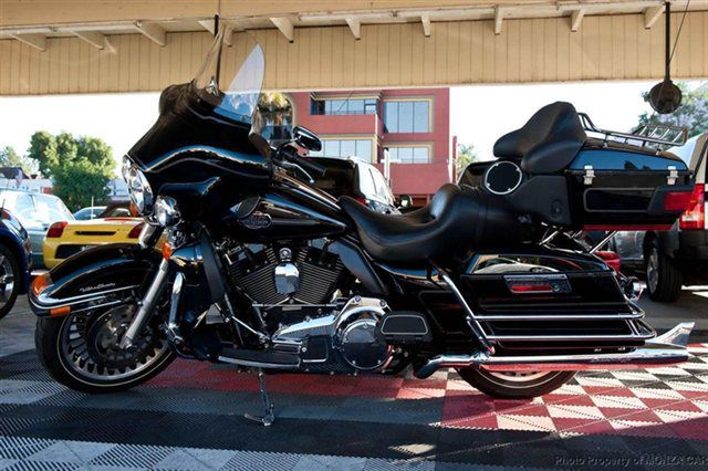 2009 Black Harley-Davidson FLHTCU