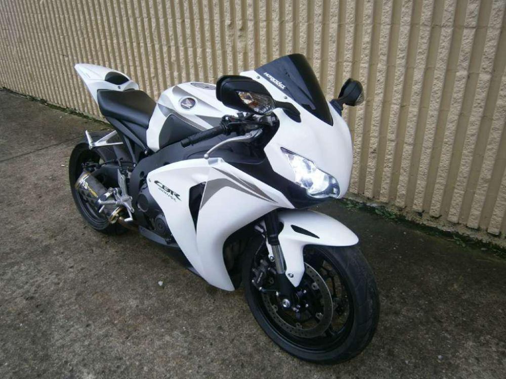 2009 honda cbr1000rr  sportbike 