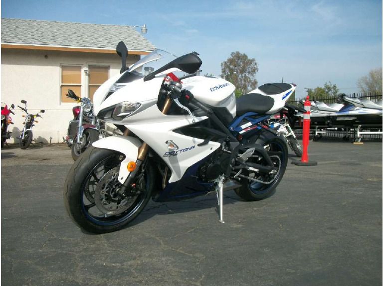 2013 triumph daytona 675 - crystal white / sapphire blue 