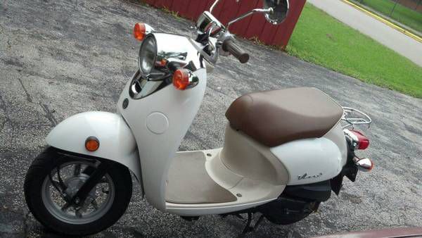 2009 pearl white yamaha vino 49cc