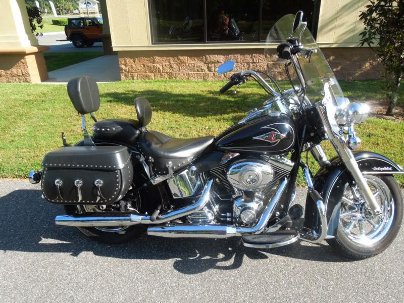 Heritage softail classic, abs brakes, locking bags, mustang seat, chrome wheels,