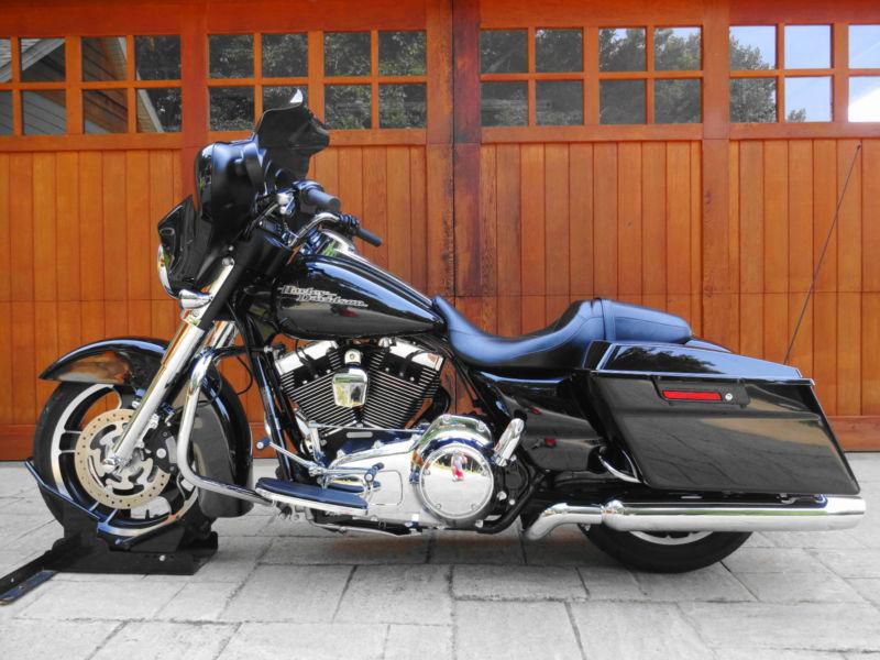 2011 brilliant black street glide. only 2409 miles. very clean !! take a look !!